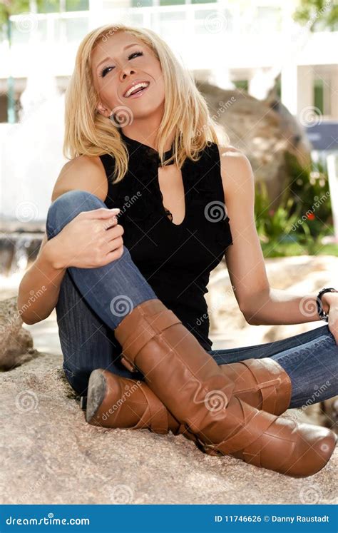 Blonde Hermoso Joven En El Parque Foto De Archivo Imagen De Cara Hermoso