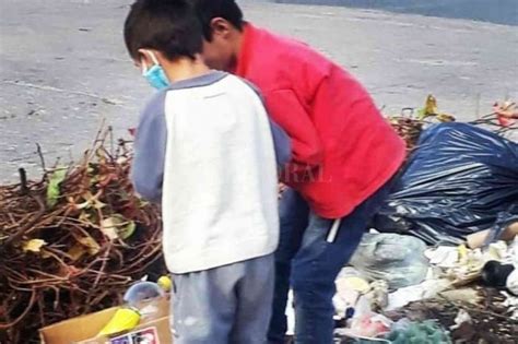 Chicos Que Buscan Comida Entre La Basura Una Escena Que Se Repite En