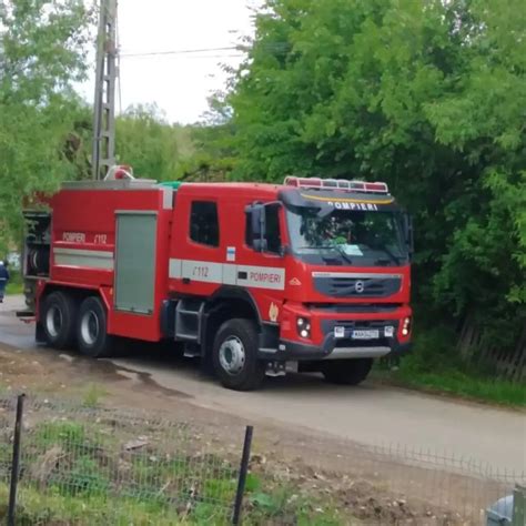 Un camion cu lemn a fost cuprins de flăcări TIRMagazin ro