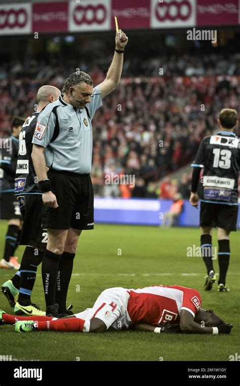 20140223 LÜTTICH BELGIEN Daniel Opare von Standard erhält eine