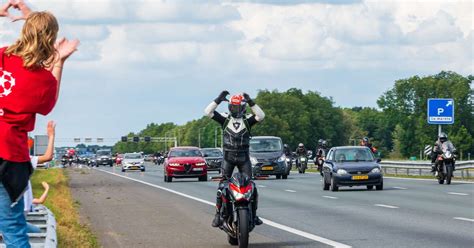 In Beeld Zwolle Zwaait Van Tt Terugkerende Motorrijders Uit Langs A