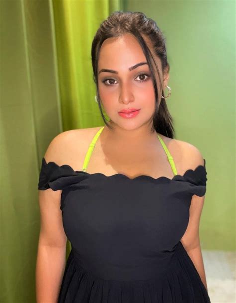 Hot Aliya Naaz Web Series List Know Amazing Aliya Naaz Age Size Networth Boyfriend Watchstory
