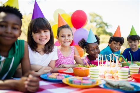 Meninas Bonitos Que Sorriem E Que Levantam Durante Uma Festa De Anos