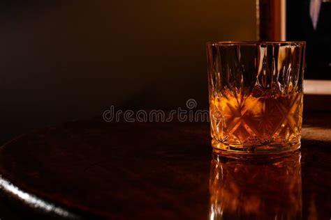 Whisky En Las Rocas En Un Vaso Cristalino Foto De Archivo Imagen De