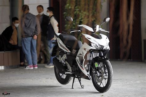 Honda Winner X giảm giá hàng chục triệu đồng tặng đồng hồ mong thoát ế