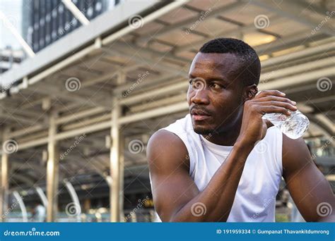 Retrato Do Jovem Desportista Africano Afro Americano Relaxante Sentado