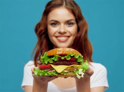 Hermosa Mujer Joven Con Una Jugosa Hamburguesa En Sus Manos Una Mujer