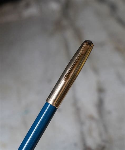 Stylo Plume Parker En Resine Bleu Fonce Plume Or Massif Carats