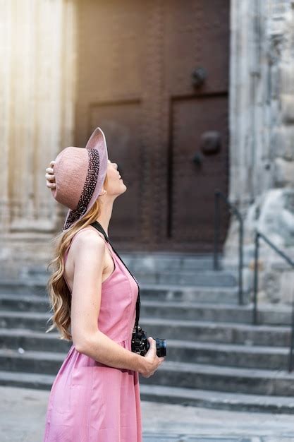 Capture Verticale D Une Jolie Touriste Blonde Caucasienne Portant Un Chapeau Prenant Des Photos