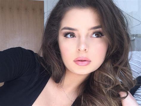 Demi Rose s affiche dans un bikini rose en latex très moulant