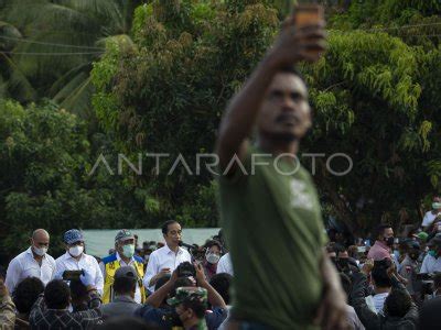 PRESIDEN TINJAU TANAH LONGSOR ADONARA ANTARA Foto