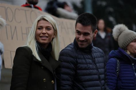 Sve O I Su Bile Uprte U Nju Devojka Or A Okovi A Na Tribinama U