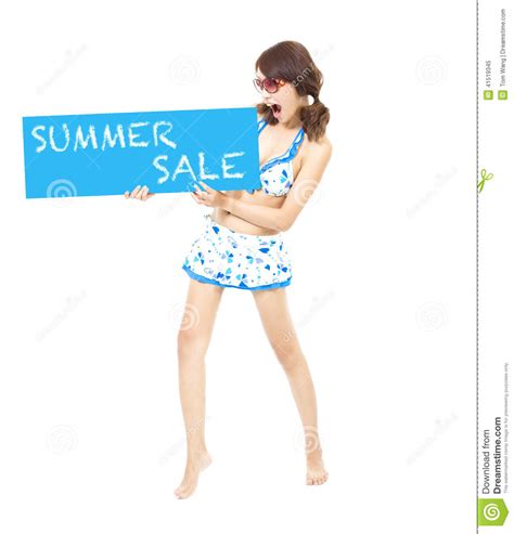 Ragazza Del Bikini Che Tiene Un Segno Della Vendita Di Estate Immagine Stock Immagine Di