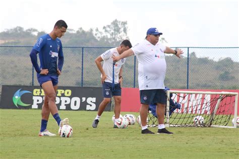 Guto Ferreira comanda coletivo tático em penúltimo treino do Bahia