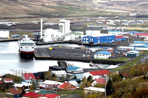 Sex hús rýmd á Eskifirði