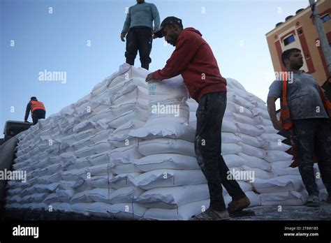 Los palestinos reciben bolsas de harina en el centro de distribución de