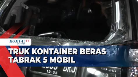 Truk Kontainer Pengangkut 20 Ton Beras Tabrak 5 Mobil Di Cengkareng