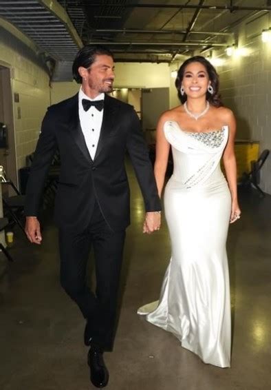 Galilea Montijo Vestida De Blanco Junto A Su Novio Isaac