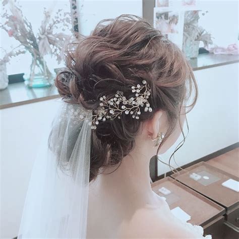 挙式～披露宴～二次会まで！結婚式当日の花嫁ヘアチェンジの写真を、時系列にそってご紹介♡にて紹介している画像 Gelin Saç Modelleri Gelin Saç Stili