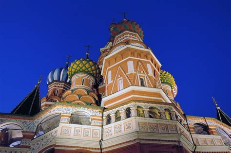 Catedral De Las Albahacas Del Santo En El Fondo Azul Marino Del Cielo