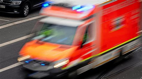 Kradfahrer Bei Unfall Auf B Schwer Verletzt