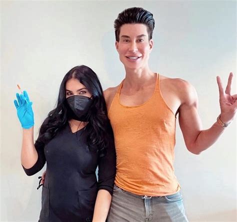 Cirurgião plástico transforma mulheres em Barbies vagina de boneca R 575 mil