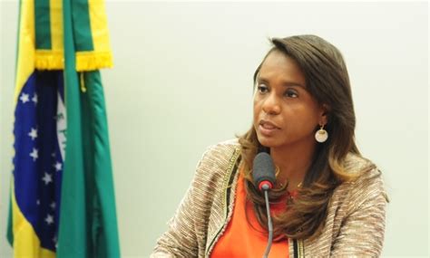 Tia Eron Prop E Pena De At Cinco Anos Para Crime De Racismo Nas Redes