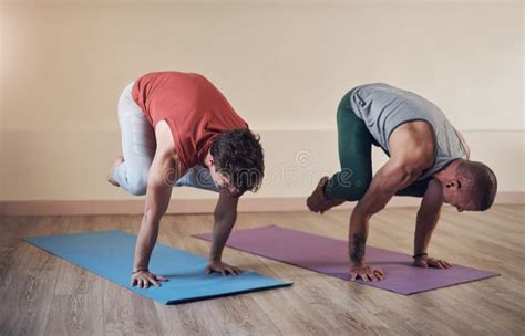 Hombre Atleta Y Yoga Para El Equilibrio De Bienestar Y Entrenamiento