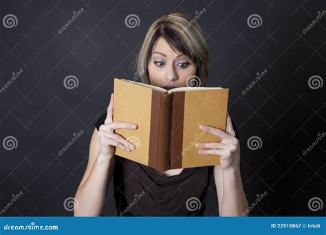 Mit Einbezogen In Geschichte In Buch Liest Sie Stockbild Bild Von