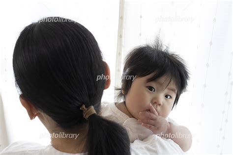 母親に抱っこされた赤ちゃん0歳 生後6ヶ月 女の子 日本人 写真素材 6629419 フォトライブラリー Photolibrary