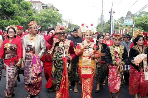 Berbusana Raja Bali Bupati Sanjaya Ramaikan Parade Budaya Nusantara