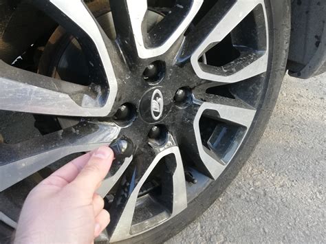 Колпачки на болты колесных дисков — Lada Vesta, 1,6 л, 2017 года ...
