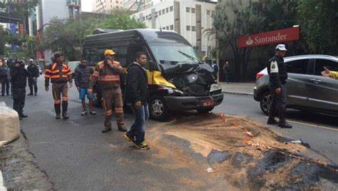 CBN São Paulo Acidente entre van escolar e ônibus deixa sete