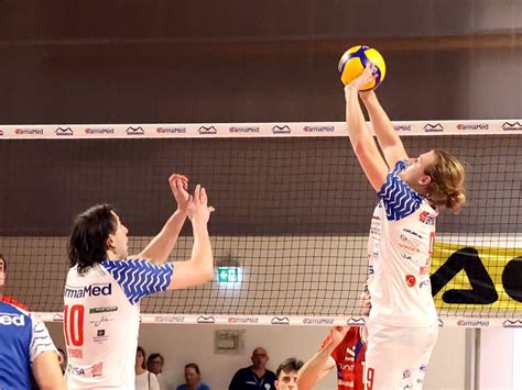 Pallavolo Serie A3 Martinelli Gabbiano Piedi Per Terra A Macerata