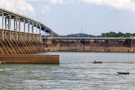 Boats on Pickwick Landing Dam Stock Image - Image of fishing, hardin ...