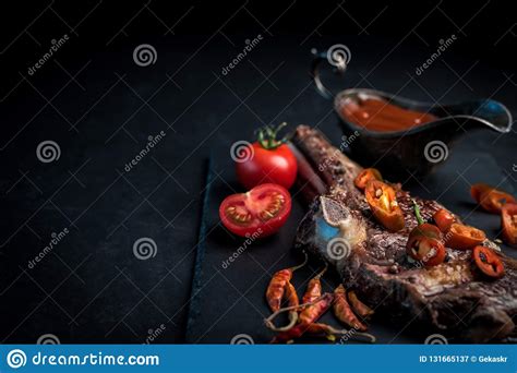 Bife Quente Grelhado Do Ribeye No Osso Molho Picante Imagem De