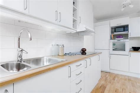 Белая кухня с черной раковиной и деревянной столешницей (39 фото ...