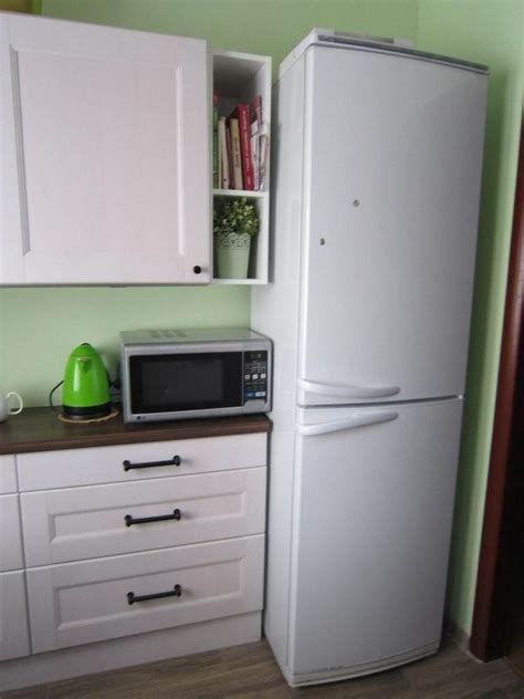 Классическая белая кухня 7 кв. м с холодильником и обеденной зоной ...