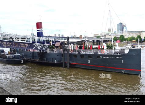 Tattershall castle pub boat on embankment hi-res stock photography and ...