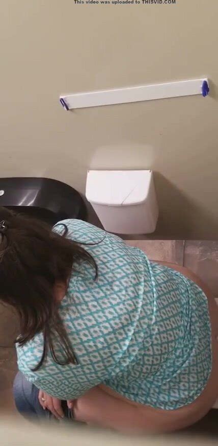 FAT ASS MILF TAKING A SHIT PUBLIC ThisVid 日本語で