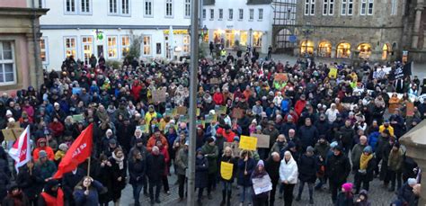 Ber Menschen Demonstrieren Auf Kundgebung F R Demokratie Und