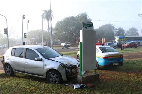 neblina intensa carro atinge ônibus em cruzamento da Lúdio Coelho