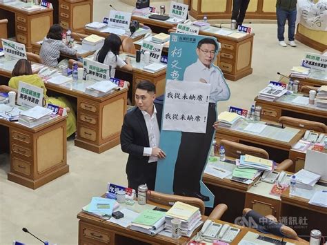 新北議會民進黨占報告台 藍綠白推人型立牌互叫陣 地方 中央社 Cna