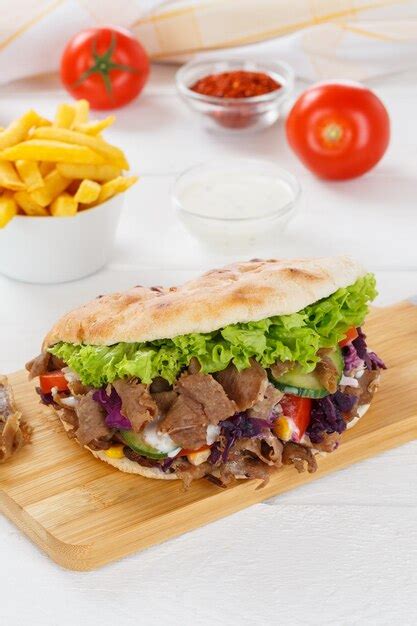 Doner Kebab Doner Kebap Comida R Pida En Pan Plano Con Papas Fritas En