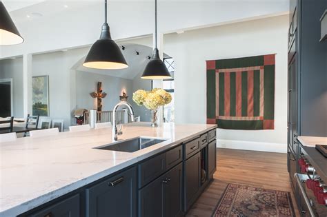 Stunning Cottage Kitchen With Dark Cabinets White Quartz Countertops