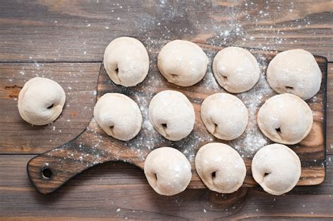 Las Bolas De Masa Hervida Crudas Listas Para Cocinar Mienten En Filas