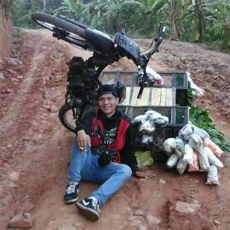 10 Potret Orang Kecelakaan Saat Naik Motor Ada Yang Pose Di Jalanan Hot Liputan6