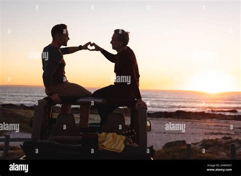 Gay couple at beach Fotos und Bildmaterial in hoher Auflösung Alamy