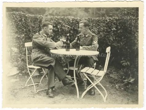 ZWEI SOLDATEN WEHRMACHT Mit Ausgemergeltem Gesicht Trinken Bier Foto