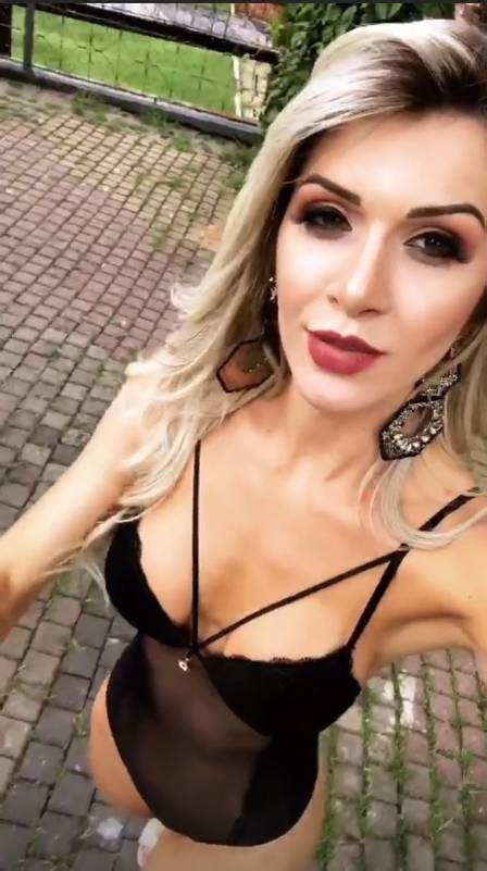 Tatiele Polyana posa de lingerie e exibe abdômen super definido